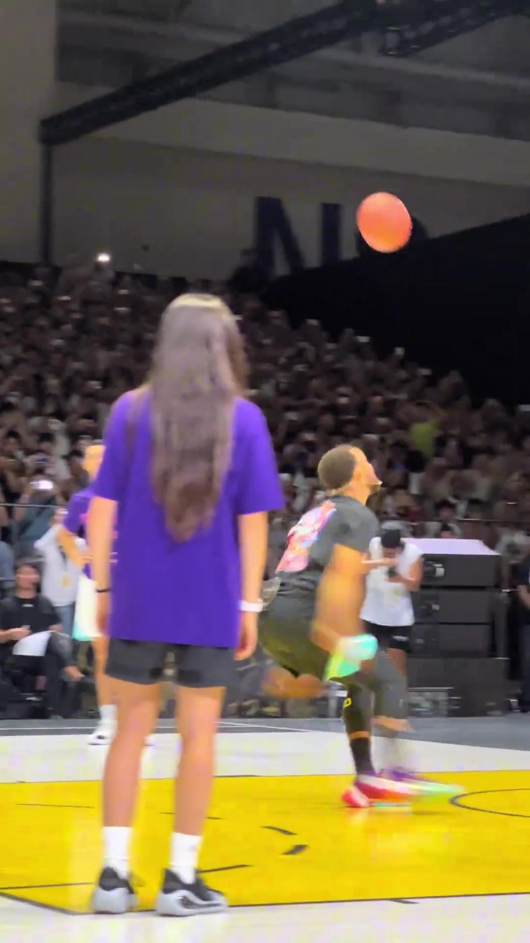 ✈️金州拉文起飞！库里中国行献单臂左手劈扣！