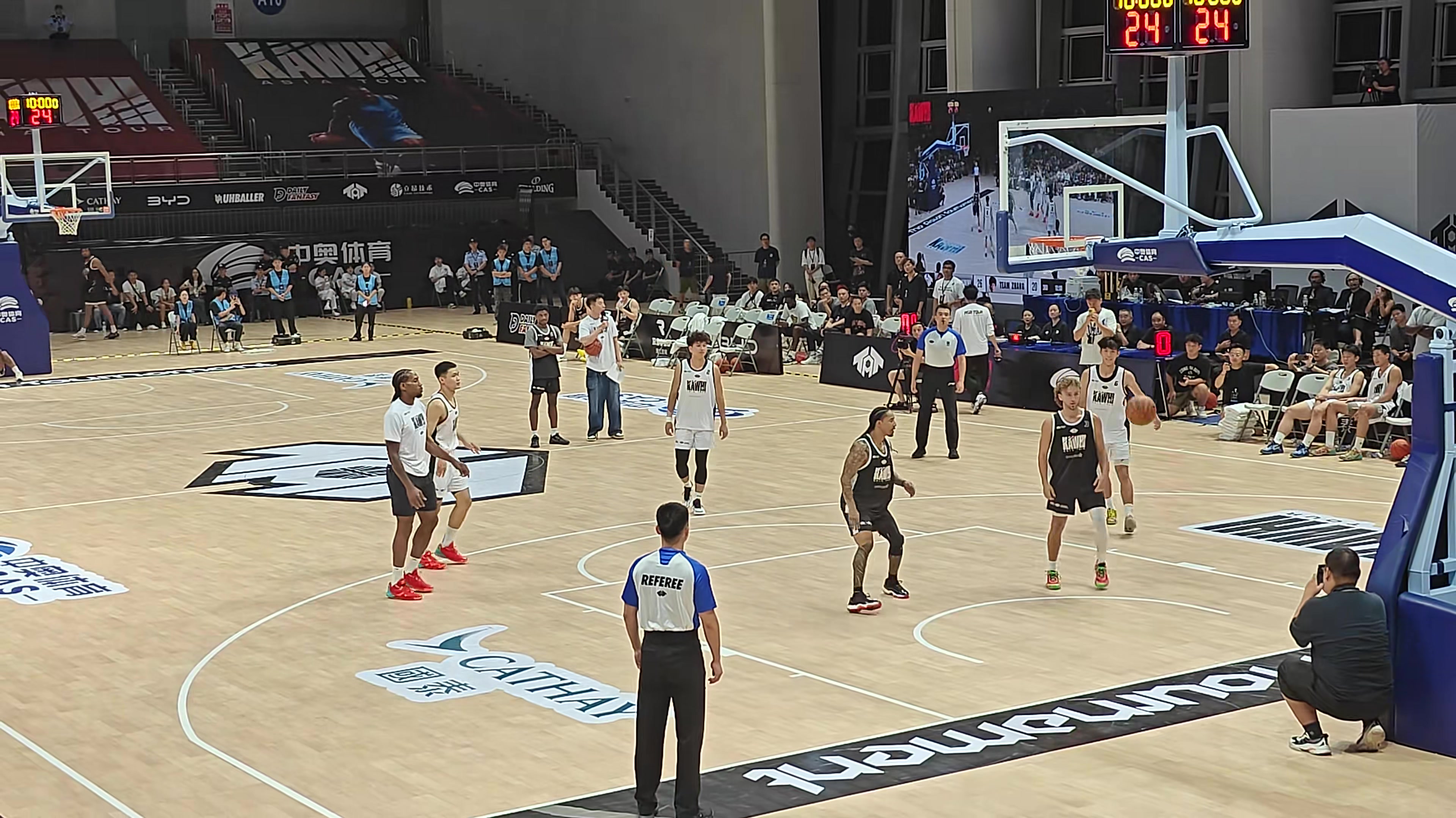 Crowns Sports-稍微打打~小卡中国行上场打3V3 上演三分暴扣但错失绝杀三分惜败