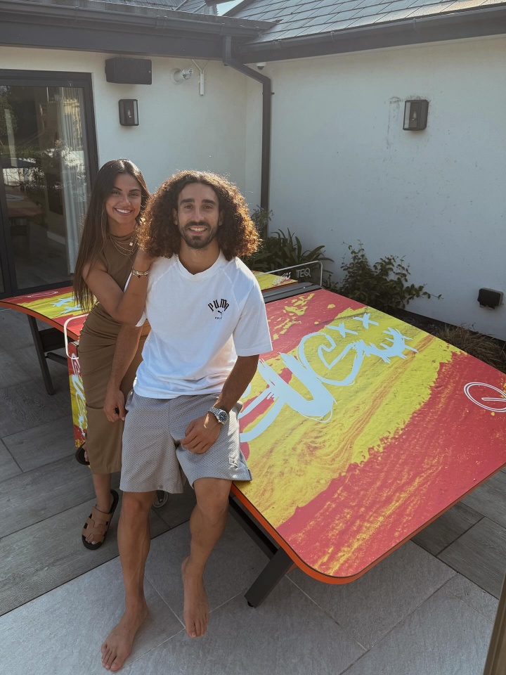 皇冠体育-小吧社交特辑：胡梅尔斯伴侣海滨悠闲休憩 瓦尔加尽展健美体态