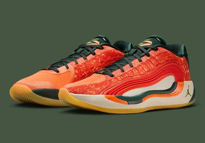 皇冠体育-东契奇4代战靴新配色曝光，前掌增Zoom Air气垫