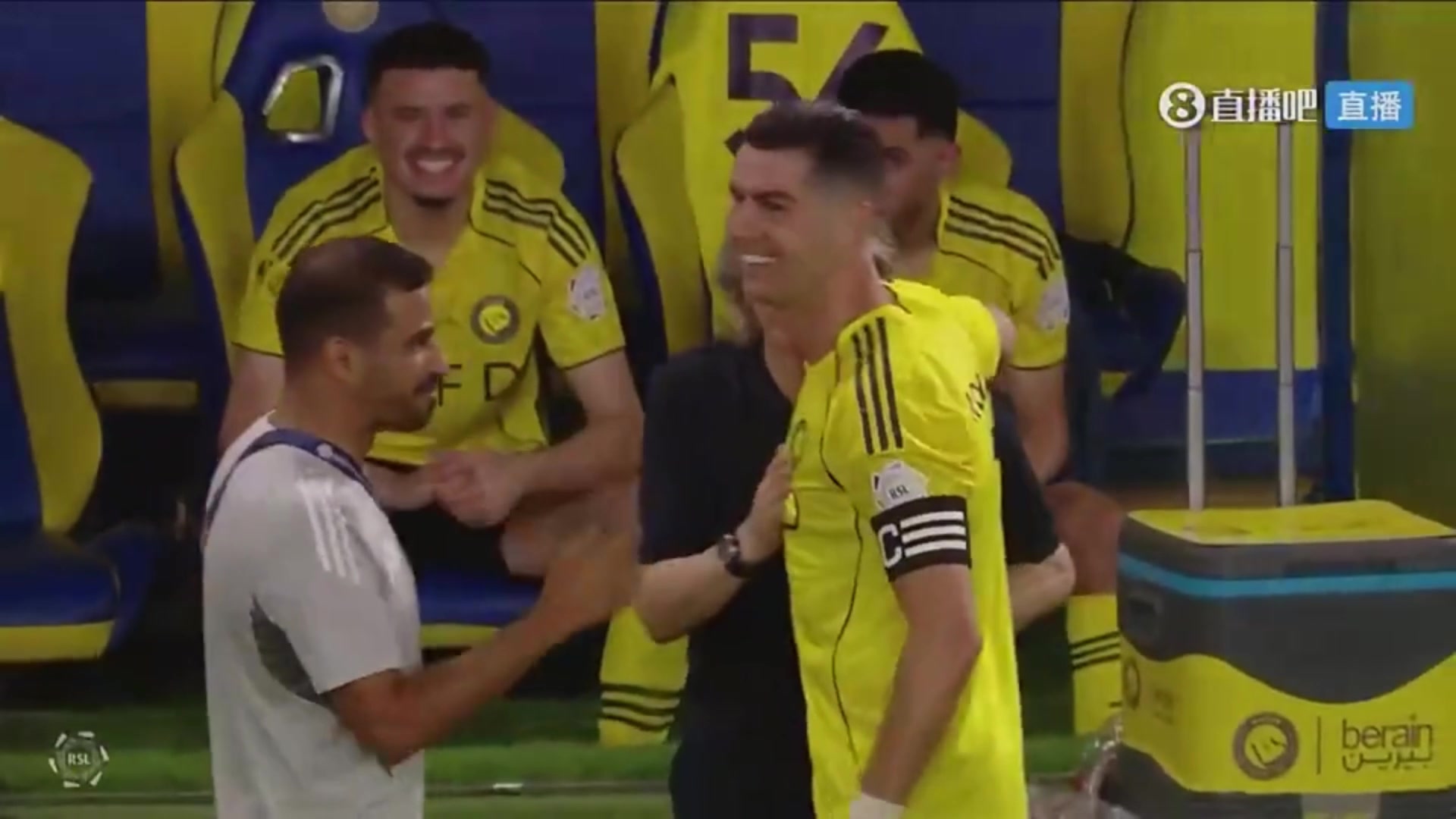 皇冠体育-利雅得胜利主帅询问C罗是否愿意被换下，C罗点头同意